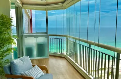 More em um lindo apartamento totalmente mobiliado com vista para lagoa e o mar a poucos passos da praia.