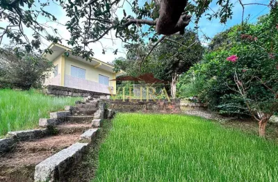 Casa à 400 m da praia central localizada no centro histórico, garopaba/sc