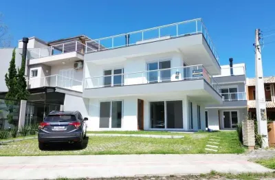 Casa a apenas uma quadra do mar no bairro morrinhos, garopaba/sc