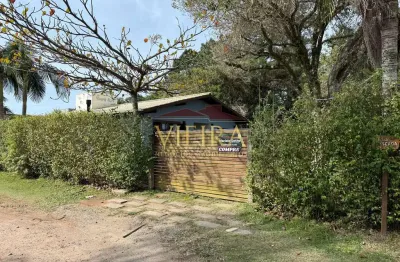 Casa térrea de esquina com 3 dormitórios a 600 m do mar na requintada praia da barra