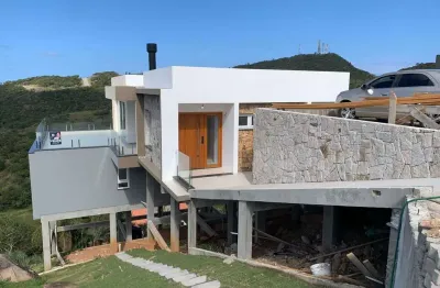 Casa de alto padrão com vista para o mar no alto do morro em areias de macacu, garopaba/sc