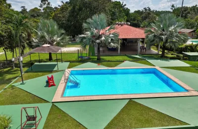 Vivenda verde com espaço gourmet e piscina disponivél pra negócio!