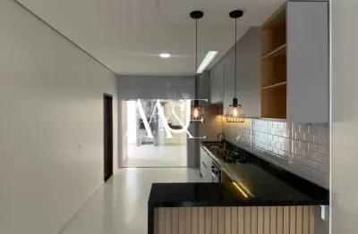 Casa a venda no parque 10 - pé direito duplo - reformada e moderna - pronta para moarar - bem localizada - perto da bola do mindu - entorno bem servido - 3 quartos com suíte - 2 vagas de garagem - sem