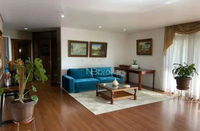 Com 5 quartos, escritório e 4 vagas – localização excelente e próximo a tudo!