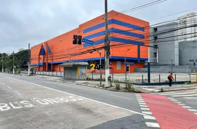 Galpão comercial de alto padrão na vila cordeiro, 250 vagas de garagem e 26.647 m² de área.