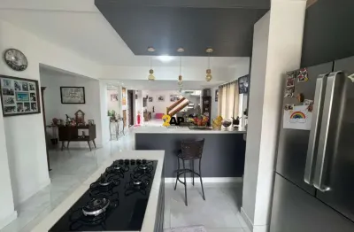 Luxuosa residência de 5 quartos e 3 suítes no balneário mar paulista, são paulo - sp: 4 salas, 6 vagas de garagem, 260m².