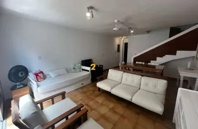 Casa Mobiliada à venda na Enseada, Guarujá-SP: 3 quartos (1 suíte), 2 salas, 3 banheiros, 2 vagas, 110m² - Frente ao mar!