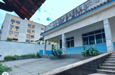 Vendo ou alugo casa espaçosa no centro de itaboraí - ideal para moradia ou comércio.