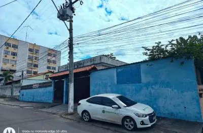 Vendo ou alugo casa espaçosa no centro de itaboraí - ideal para moradia ou comércio.
