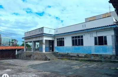 Vendo ou alugo casa espaçosa no centro de Itaboraí - ideal para moradia ou comércio.