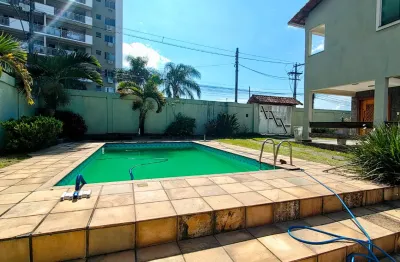 Alugo espetacular casa duplex no centro de itaboraí - 260 m2, com 3 quartoss (2 suítes canadense) , 4 vagas de garagem, edícula com churrasqueira e piscina.