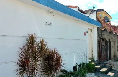 Alugo casa ampla no centro de itaboraí, com 2 quartos sendo 1 suíte, por apenas r$ 1.500,00/mês.