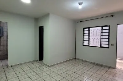 Alugo ampla kitnet . pertinho do lago. conforto, segurança e muito sossego