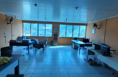 2 lindos  salões comerciais em um só  local  .   possui    excelente  localização no lago do taboão , onde tudo aconte!!!