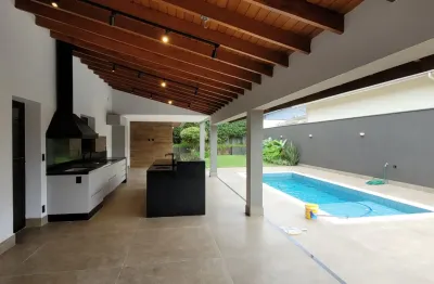 Exuberante  sobrado  c/ vista p/ montanhas.   5 dormitorios c/4 suites.  Piso em  madeira de lei.