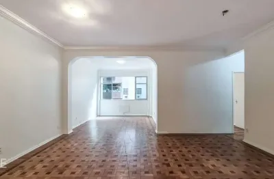 Apartamento com 3 Quartos, Reformado, 1 Suíte, Perto da Praia