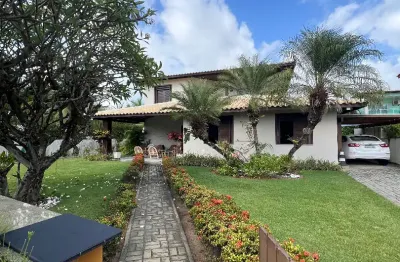 Casa duplex localizada em guarajuba - com 5 quartos, a 300m de uma das melhores praias da bahia.