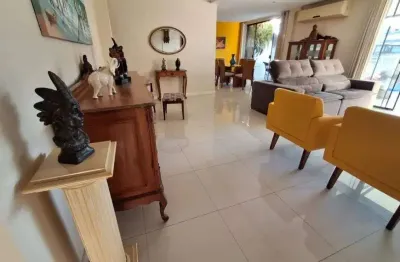 Excelente cobertura no Recreio dos Bandeirantes - Linear , 3 quartos sendo 1 suíte.