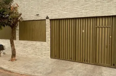 Casa espaçosa, de esquina, localizada bairro ouro fino cuiaba mt