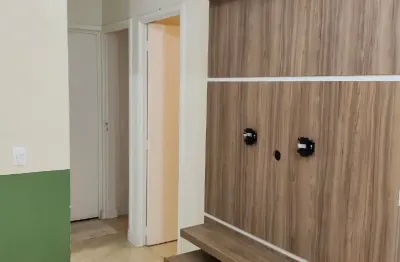 Apartamento 02 dormitórios, com armário planejado, fogão, ar condicionado.