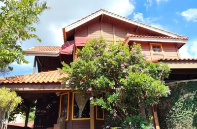 Casa assobradada rústica em madeira maciça, imóvel diferenciado amplo no Condomínio Ibíti Paço