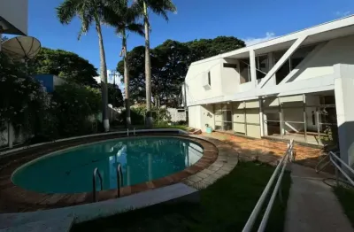 Mansão de dois andares com piscina ao lado do bosque das grevíleas