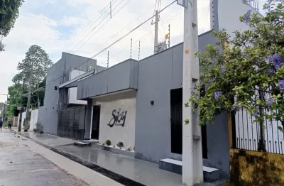 Casa com 3 suites em condomínio fechado próximo ao shopping metrópole.
