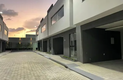 Casa para alugar em condomínio fechado, com três suítes, próximo ao shopping metrópole