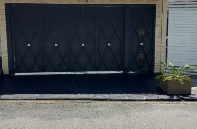 Sobrado grande com 3 quartos, 1 suite, 2 banheiros, sala, cozinha, lavanderia, e 4 vagas na garagem