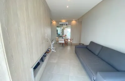 Lindo apartamento, 02 suítes , lavabo , prédio com área de lazer completa, 02 vagas , prédio de frente à praia, supermercado no prédio .