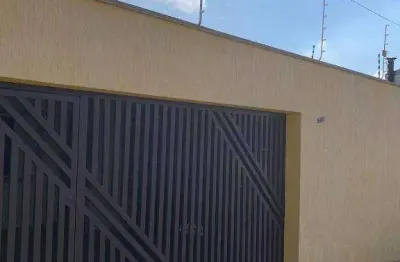 Casa bem localizada em bairro, 2 dormitórios, sala, cozinha.