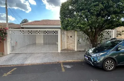 Imóvel em excelente conservação, duas cozinhas, área verde aconchegante