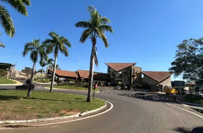 Topografia totalmente plana, 50 metros da portaria. excelente posição ao sol.