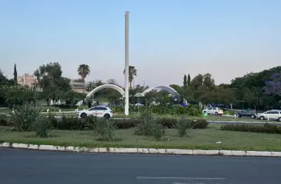 Topografia totalmente plana, definido construções em todas as confrontantes.