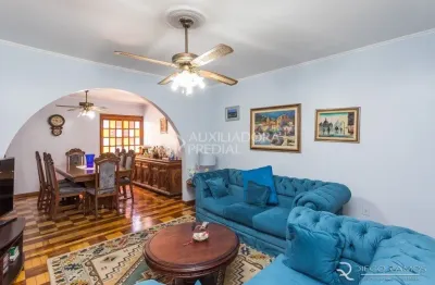 Casa com 4 dormitórios, em excelente estado em bairro central de porto alegre