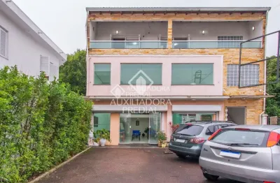 Casa, prédio, residencial e comercial com elevador , 8 vagas .