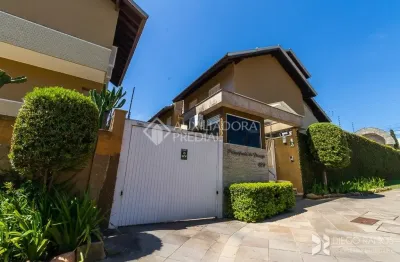 Casa sobrado  em condomínio com elevador, 3 dormitórios, suíte, 4 vagas