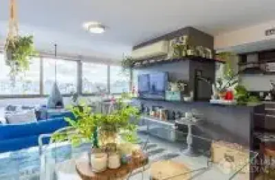 Apartamento mobiliado com 2 dormitórios, suíte e piscina no petrópolis