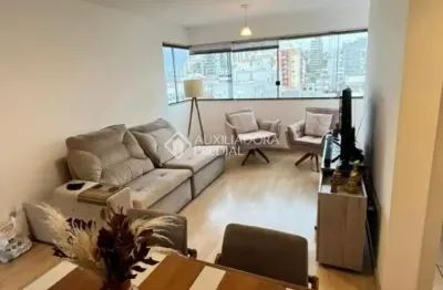 Apartamento com 2 dormitórios, suíte e vaga coberta no menino deus – porto alegre