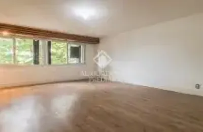 Apartamento reformado com 3 dormitórios, suíte e vaga dupla em zona nobre de porto alegre