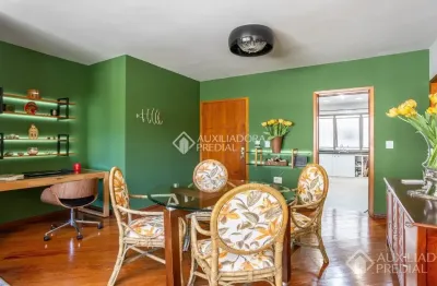 Apartamento com lareira, 2 dormitórios (1 suíte), e flexibilidade para 2 suítes! ao lado do gnu.