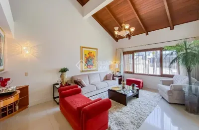 Casa à venda  com 4 quartos, 3 suítes, 4 vagas cobertas no bairro  teresópolis