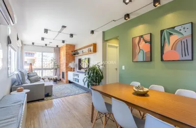 Apartamento 2 quartos, lareira,churrasqueira,banheiro privativo, garagem para dois carros, elevador.