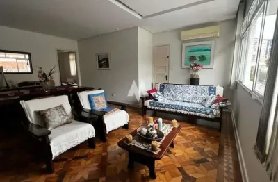 Casa sobreposta alta à venda, em excelente localização na ponta da praia, em santos