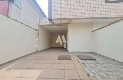 Sobrado triplex , recém construído, 2 suítes , 2 vagas de garagem , quintal e no valor justo!