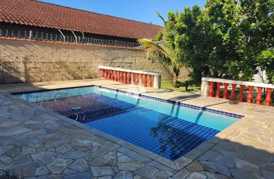 Casa térrea em itanhaem, 3 dormitórios, piscina, churrasqueira, vaga pra 5 carros