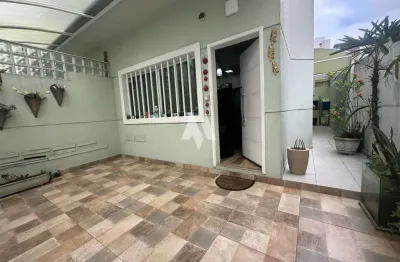 Casa triplex com churrasqueira, solarium e 3 quartos em santos!