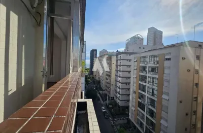 Apartamento 02 quartos, vista mar na quadra da praia no boqueirão, garagem, dependência completa.