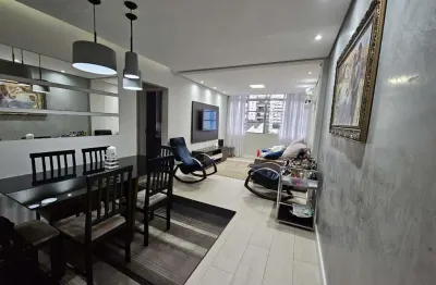 Apartamento reformado de 2 quartos na quadra da praia, ao lado shopping praiamar