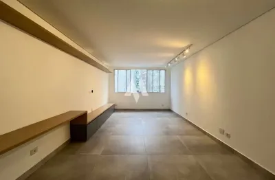 Apartamento com 03 dormitórios na quadra da praia à venda no gonzaga - santos/sp